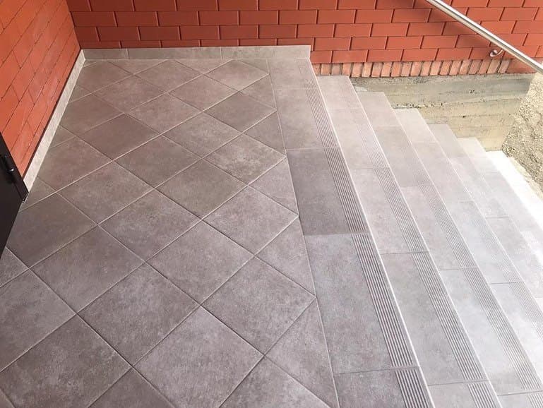 Ступени с рифлёной проступью у кирпичной стены, клинкер Paradyz Viano Beige