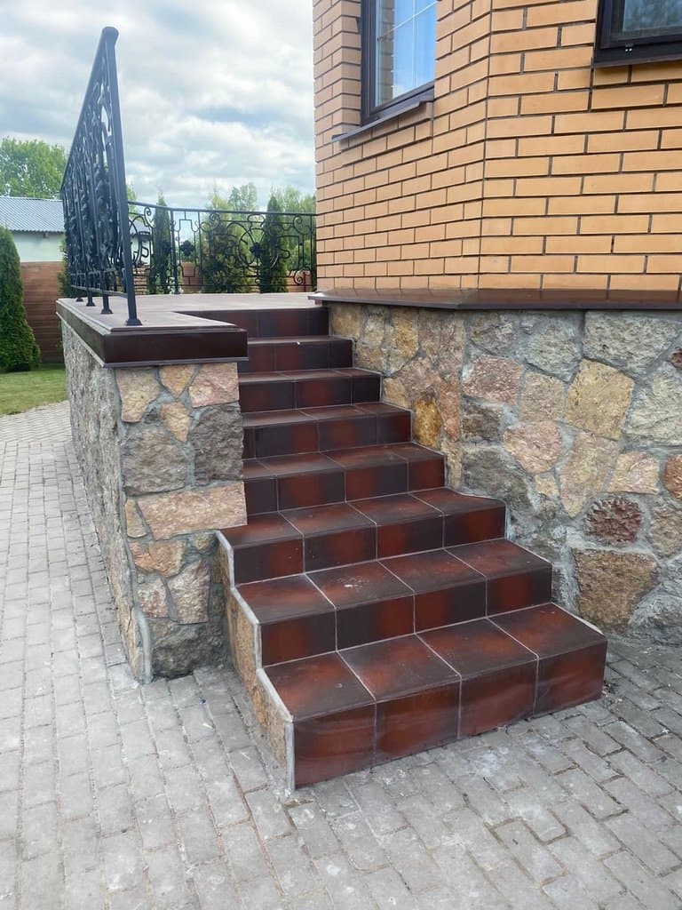 Крыльцо с тёмными ступенями и каменным цоколем, клинкер Paradyz Cloud Brown