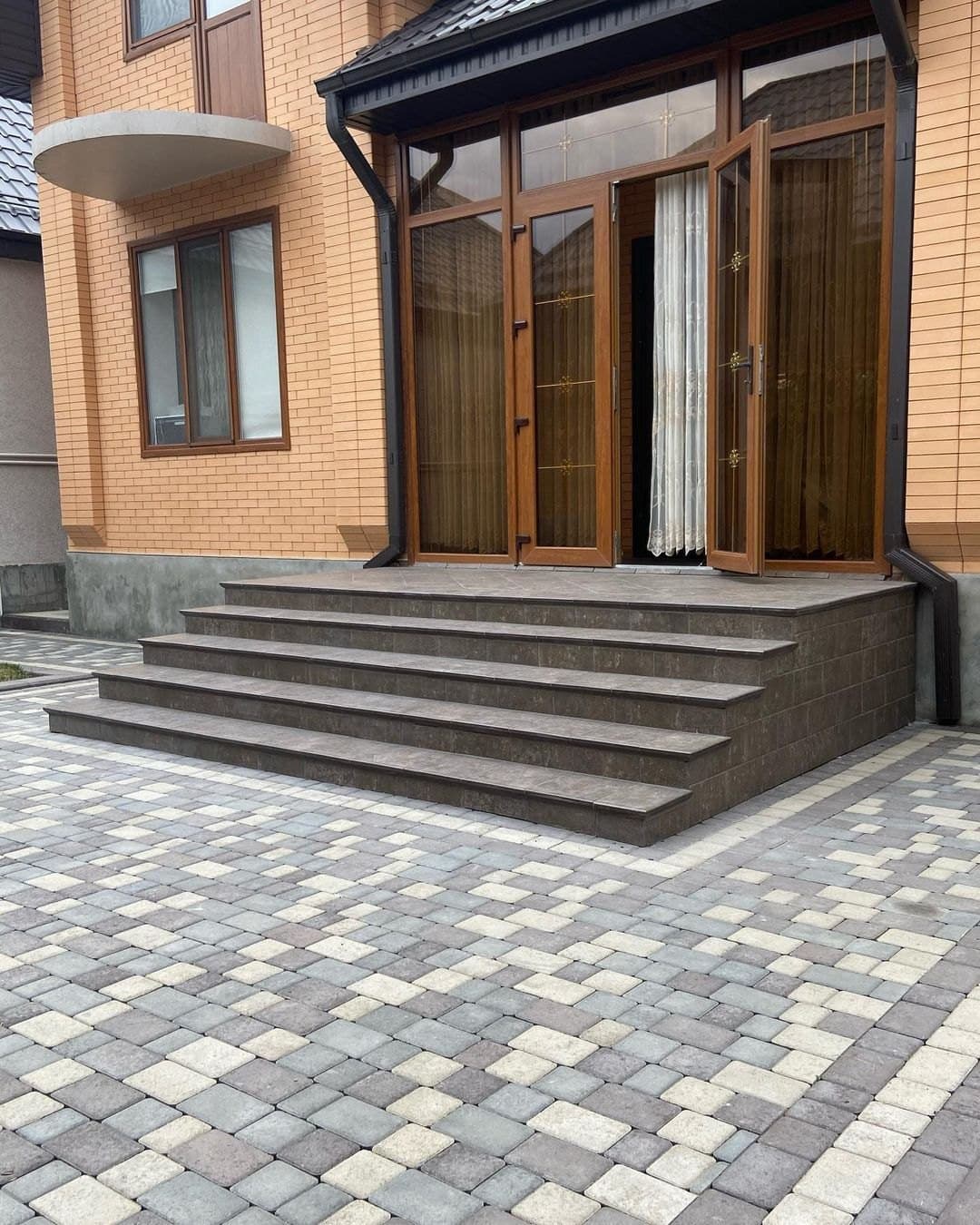 Крыльцо под навесом у кирпичного дома, клинкер Paradyz Ilario Brown