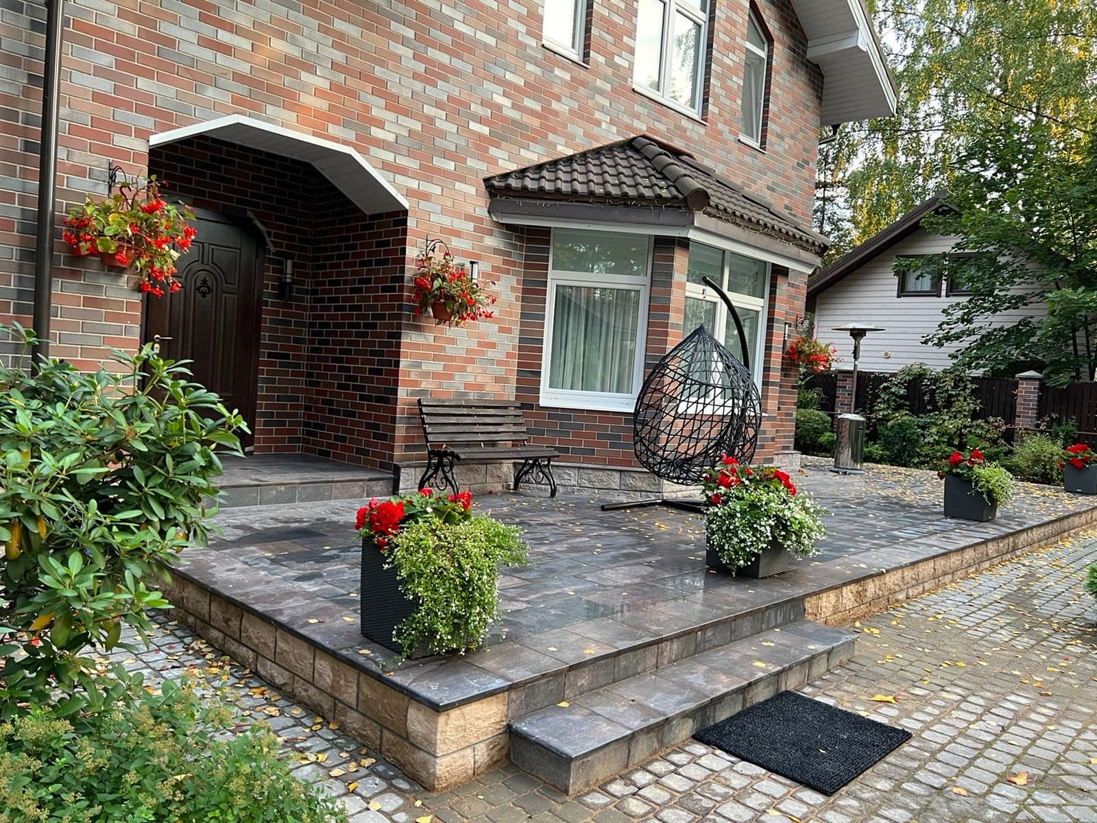 Входная группа и площадка с креслом, клинкер Paradyz Scandiano Brown