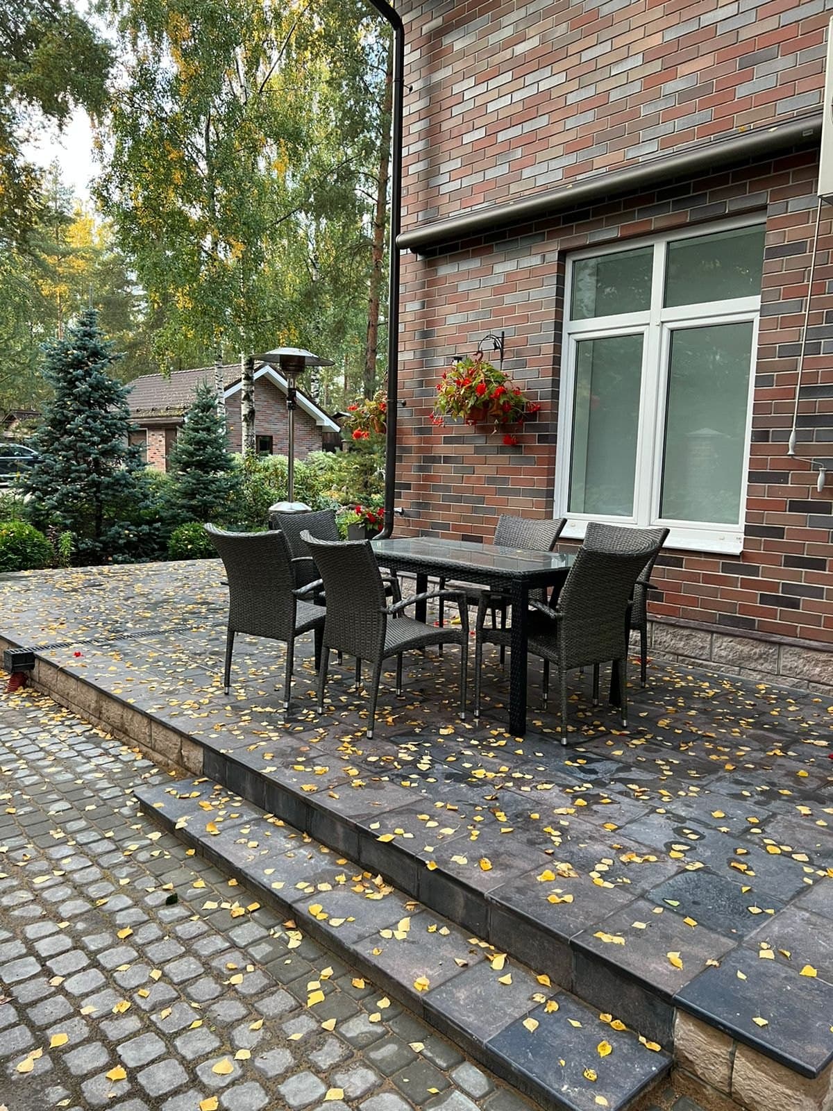 Терраса с обеденной зоной у кирпичного дома, клинкер Paradyz Scandiano Brown