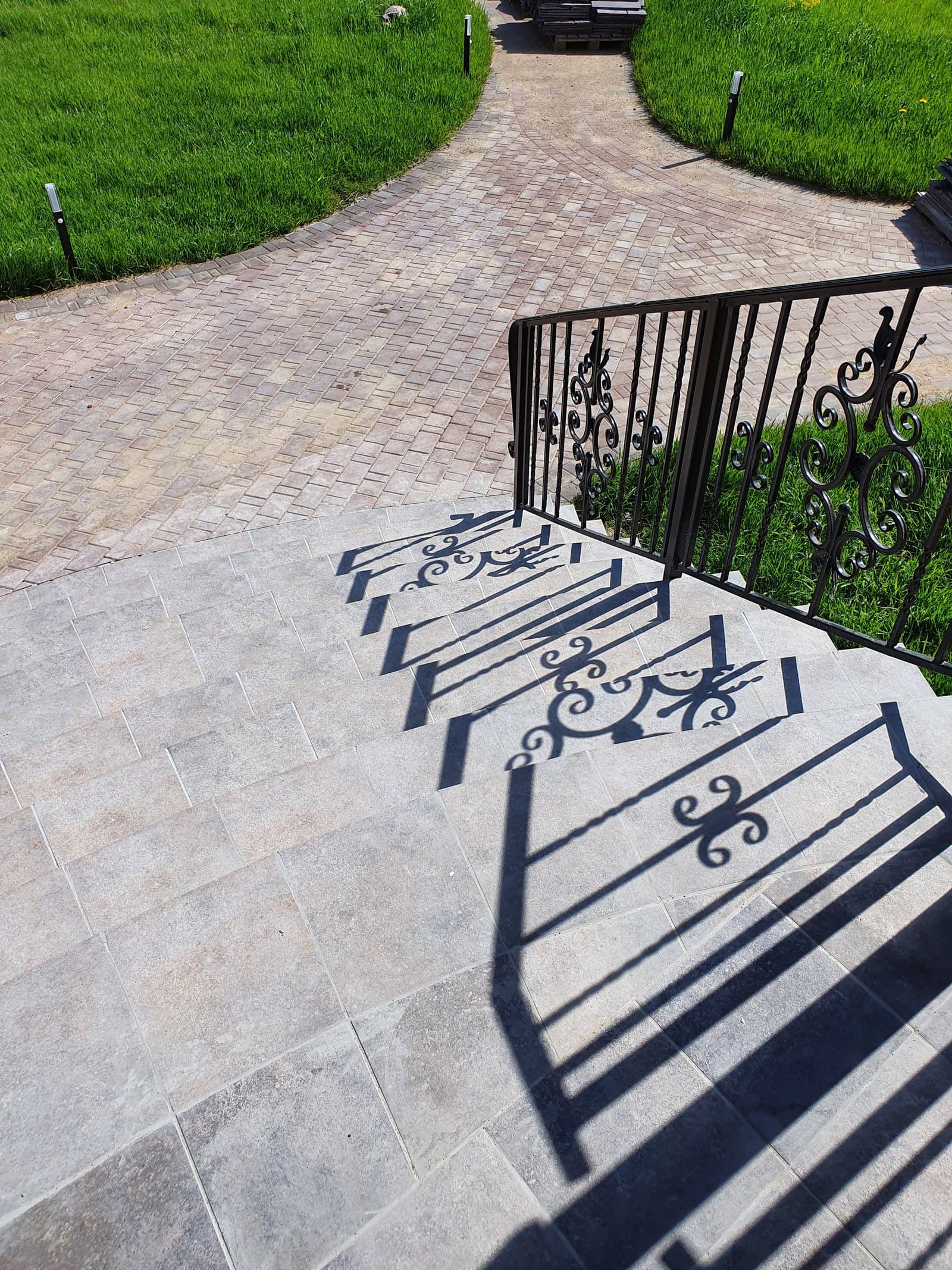 Парадная лестница в сад с коваными перилами, клинкер Paradyz Viano Grys
