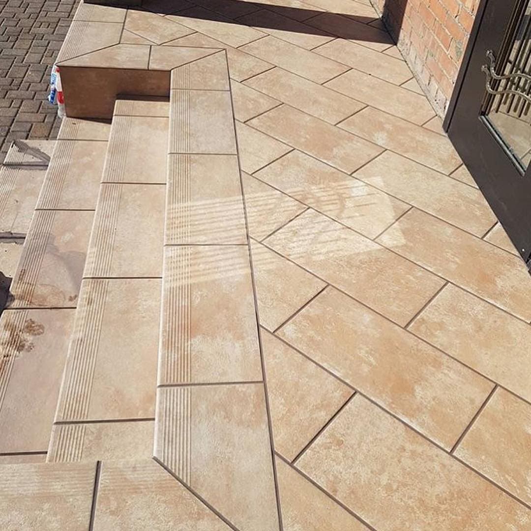 Крыльцо с широкой площадкой и ступенями с насечкой, клинкер Paradyz Ilario Beige