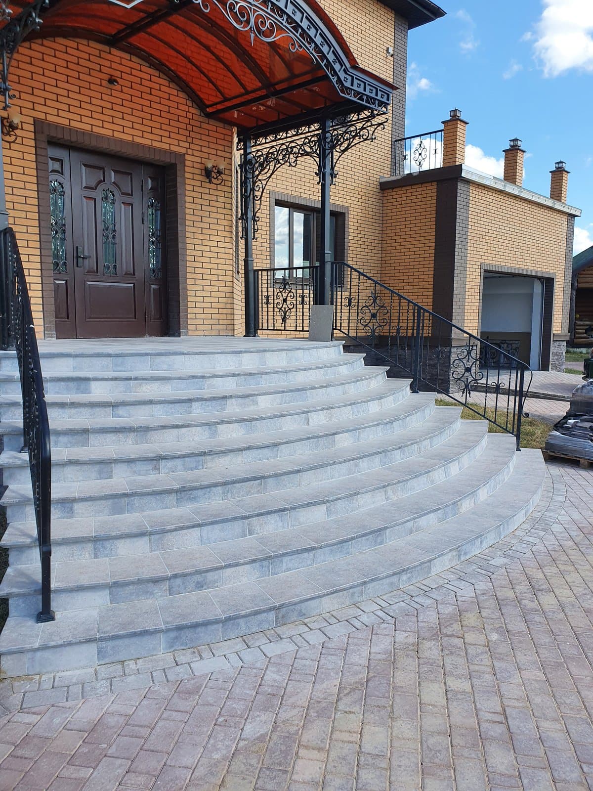 Полукруглая парадная лестница с коваными перилами, клинкер Paradyz Viano Grys